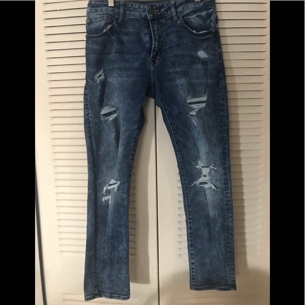 Man blue rip jean